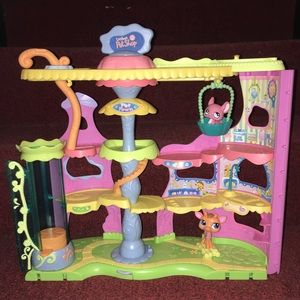 Littlest Pet Shop House with 2 animals